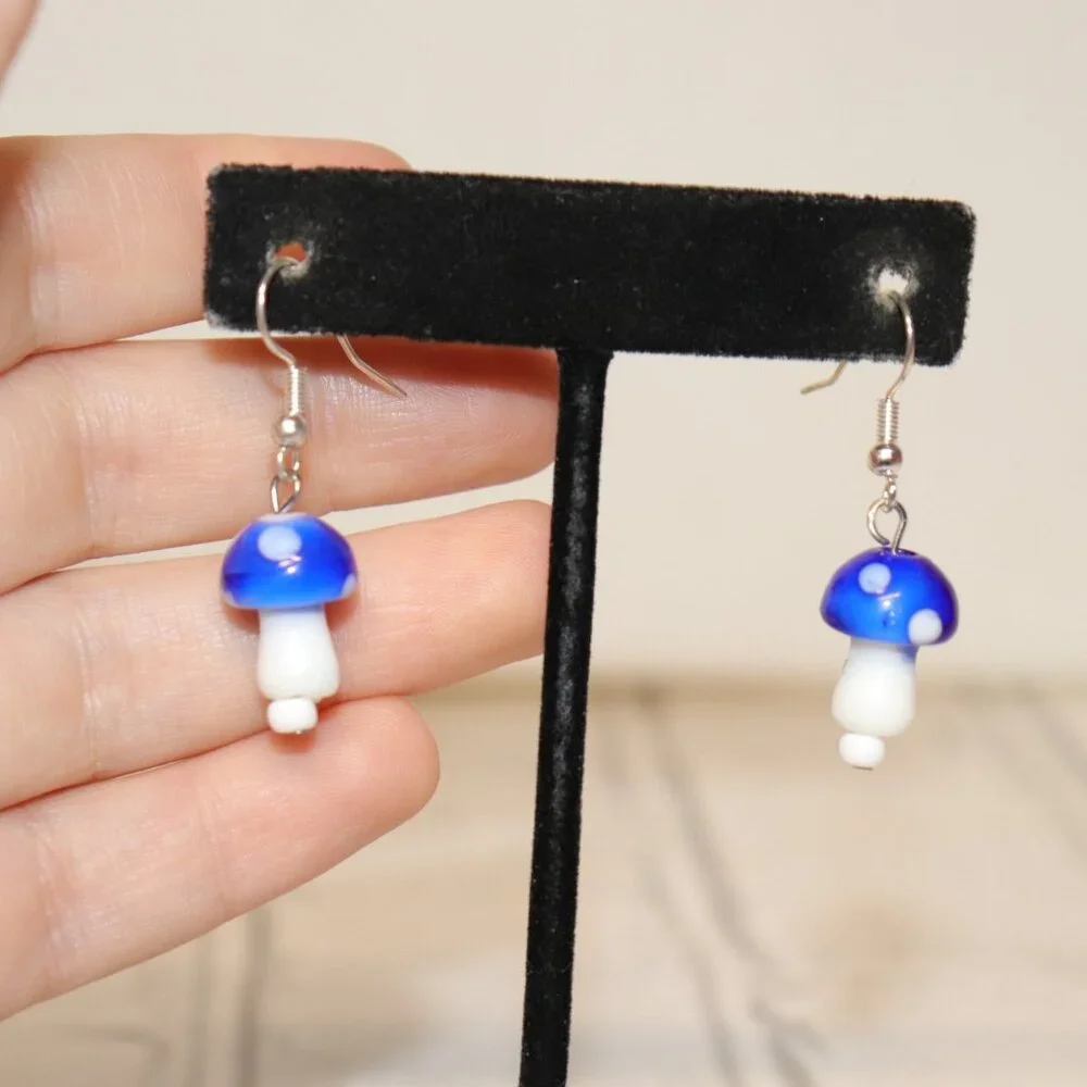 🍄 NWOT White & Blue Mushroom Dangling Earrings – 1.5